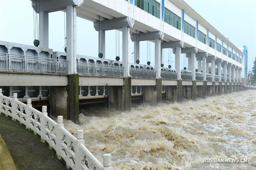 На плотине Ванцзяба в провинции Аньхой начался аварийный сброс воды