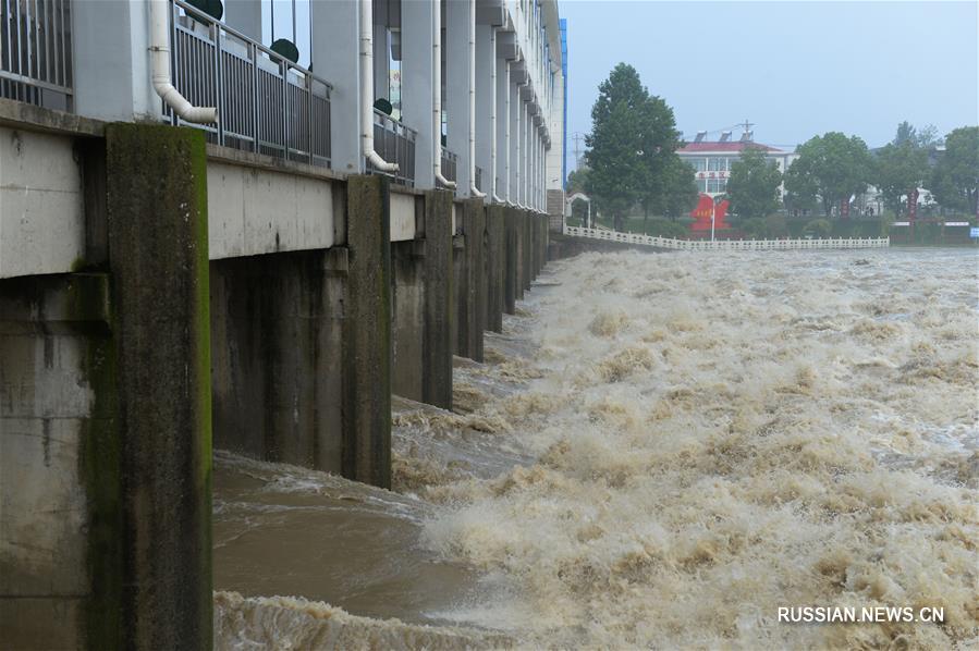 На плотине Ванцзяба в провинции Аньхой начался аварийный сброс воды