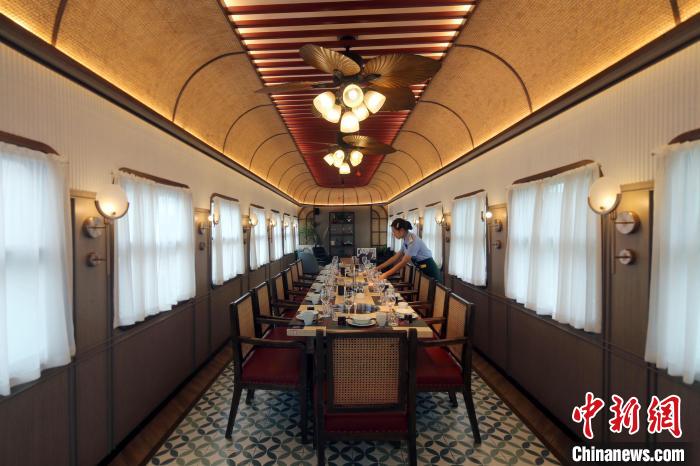 Ресторан с хого на заброшенном поезде в китайском городе Чэнду