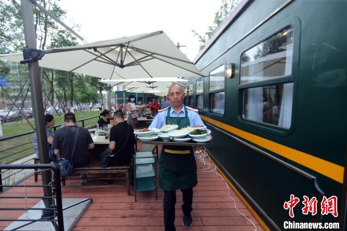 Ресторан с хого на заброшенном поезде в китайском городе Чэнду