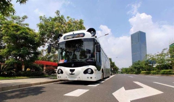 В Шанхае провели испытания первого беспилотного автобуса на открытой дороге