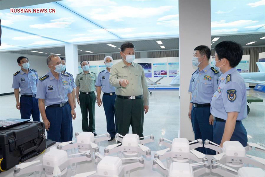 Си Цзиньпин посетил Университет авиации ВВС НОАК в Чанчуне