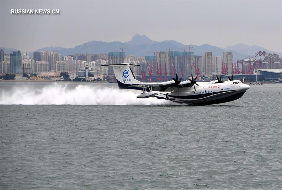 Китайский самолет-амфибия AG600 успешно совершил первый взлет с поверхности моря в этом году