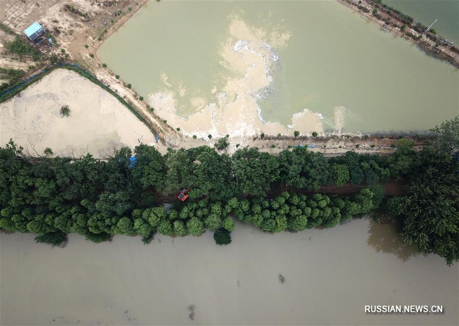 Отвод паводковых вод на дамбе реки Цзянкоухэ