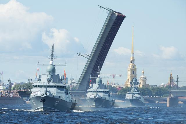 В Санкт-Петербурге прошел главный парад в честь Дня Военно-морского флота