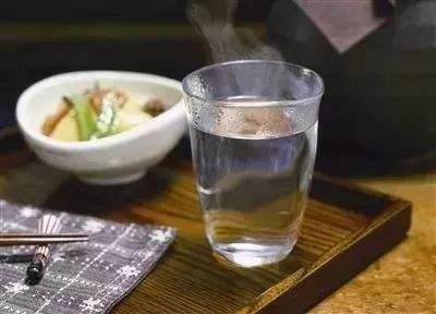 Почему китайцы любят пить горячую воду?