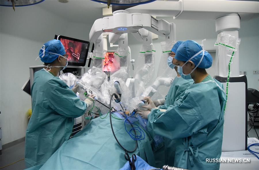 В клинике Шаньдунского университета заработал хирургический робот "Да Винчи" 4-го поколения