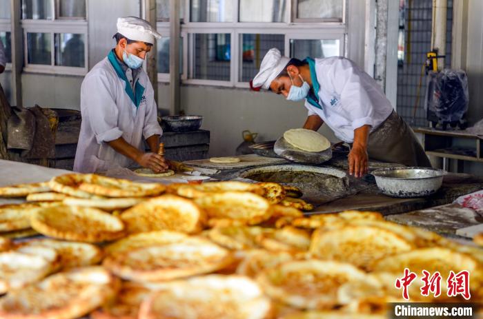 Приготовление традиционных лепешек «нан» помогает в развитии экономики китайского уезда Калпин