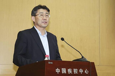 Китайского специалиста по инфекционным заболеваниям привили экспериментальным образцом вакцины от COVID-19