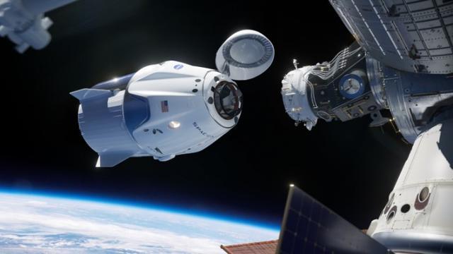 Crew Dragon вернулся на Землю с двумя астронавтами