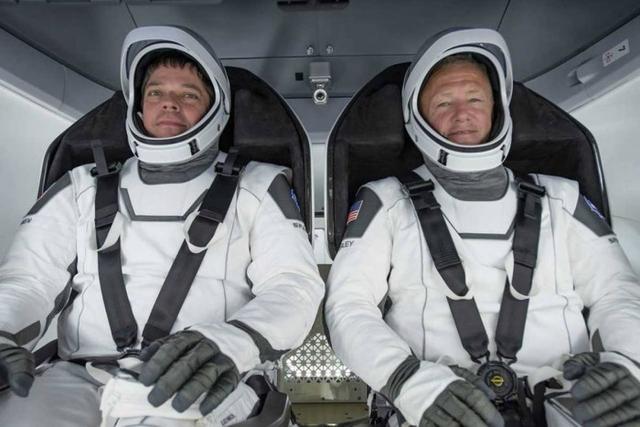 Crew Dragon вернулся на Землю с двумя астронавтами