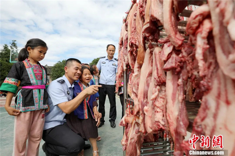 В начальных школах Китая ученики получили мясо или рыбу как награду за успехи в экзаменах 