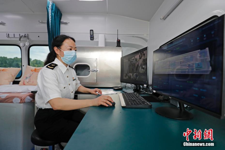 Передвижная лаборатория для тестирования на нуклеиновую кислоту вступила в эксплуатацию в аэропорту Пудун Шанхая