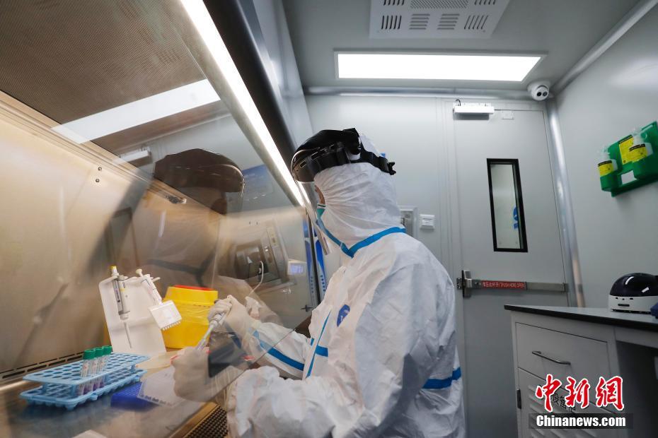 Передвижная лаборатория для тестирования на нуклеиновую кислоту вступила в эксплуатацию в аэропорту Пудун Шанхая