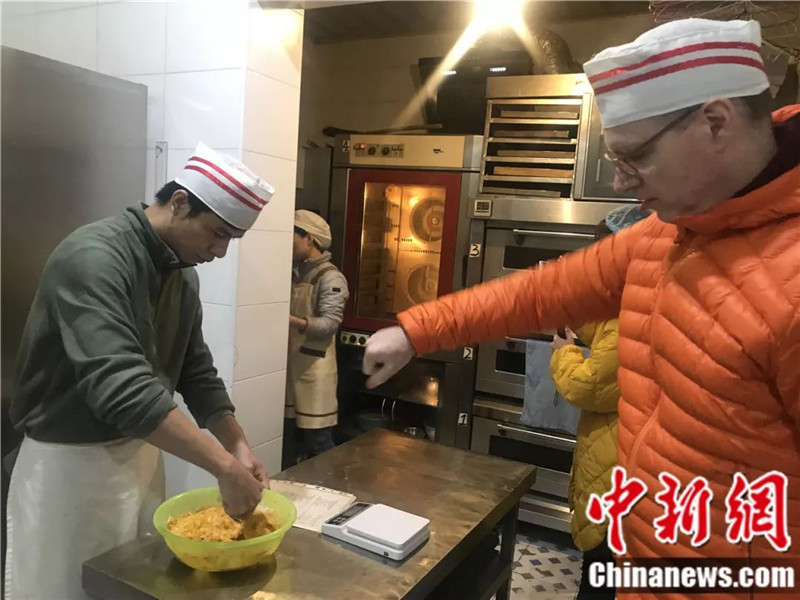 Немец открыл «беззвучный» хлебный магазин в Китае