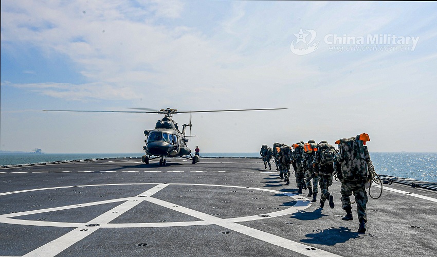Военнослужащие армии и флота НОАК проводят совместные морские учения