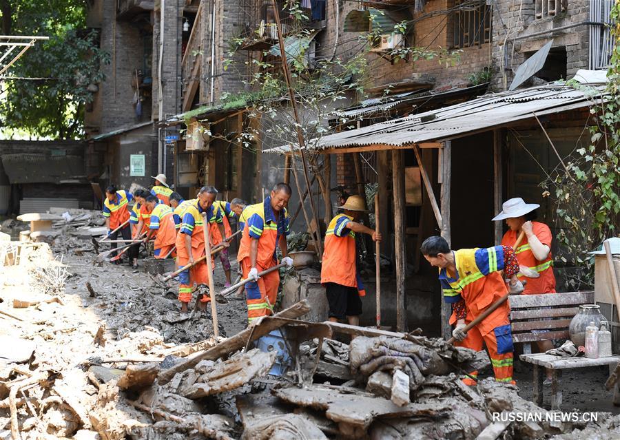 Восстановительные работы после наводнения в Чунцине