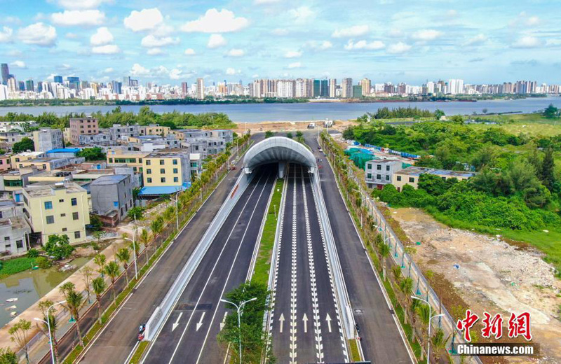 В китайской провинции Хайнань сдан в эксплуатацию первый городской автомобильный туннель через реку