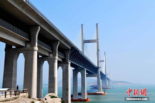 Самый длинный в мире автомобильно-рельсовый мост через пролив прошел испытание нагрузкой