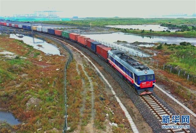 Из китайского города Таншань в Европу отправился первый поезд по маршруту «Китай-Европа»
