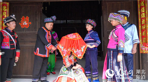 «День свиданий» народности туцзя в провинции Хубэй