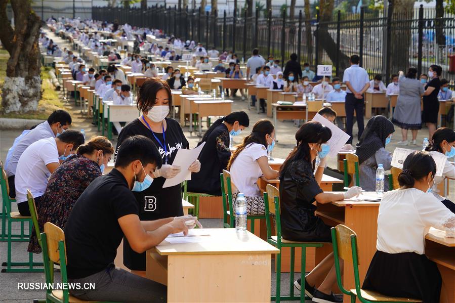 Молодежь Узбекистана сдает вступительные экзамены в вузы в условиях пандемии COVID-19