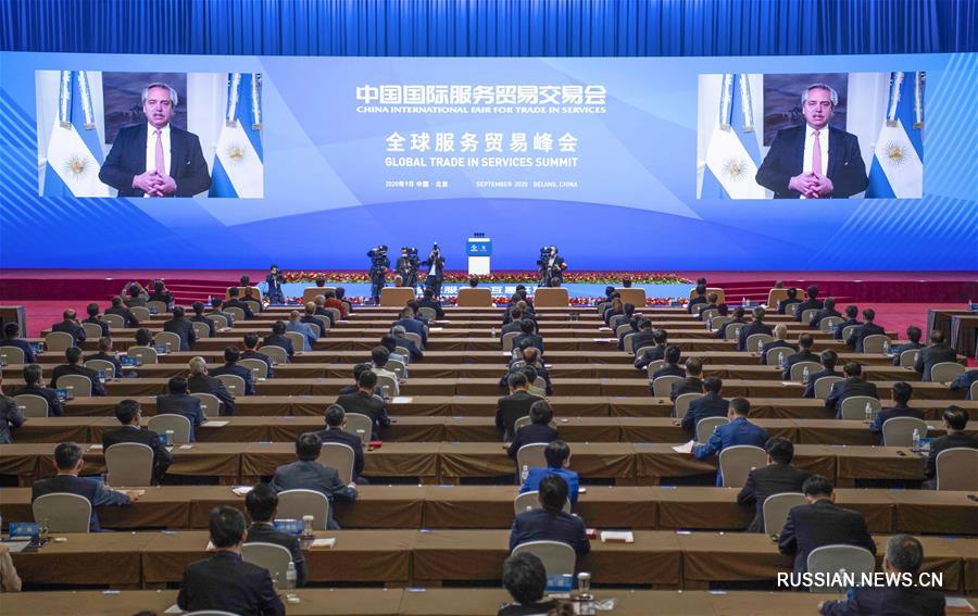 В Пекине проходит саммит по глобальной торговле услугами