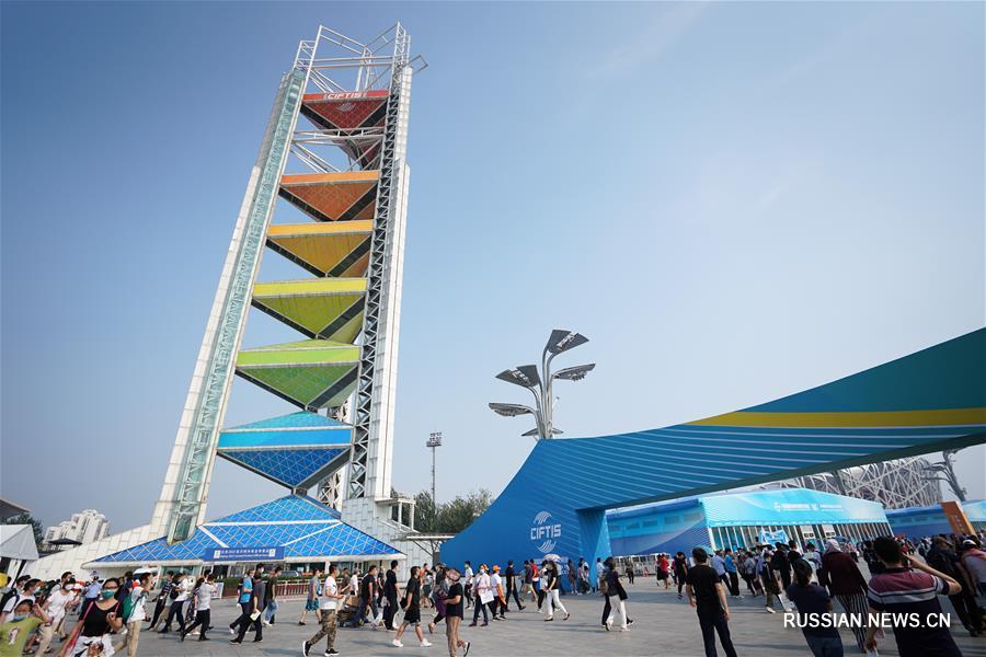 Многолюдный день на международной ярмарке торговли услугами в Пекине