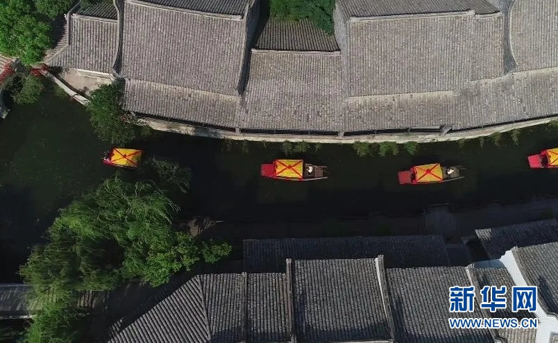 Специальные лодки для влюбленных появились в туристическом месте города Цзаочжуан