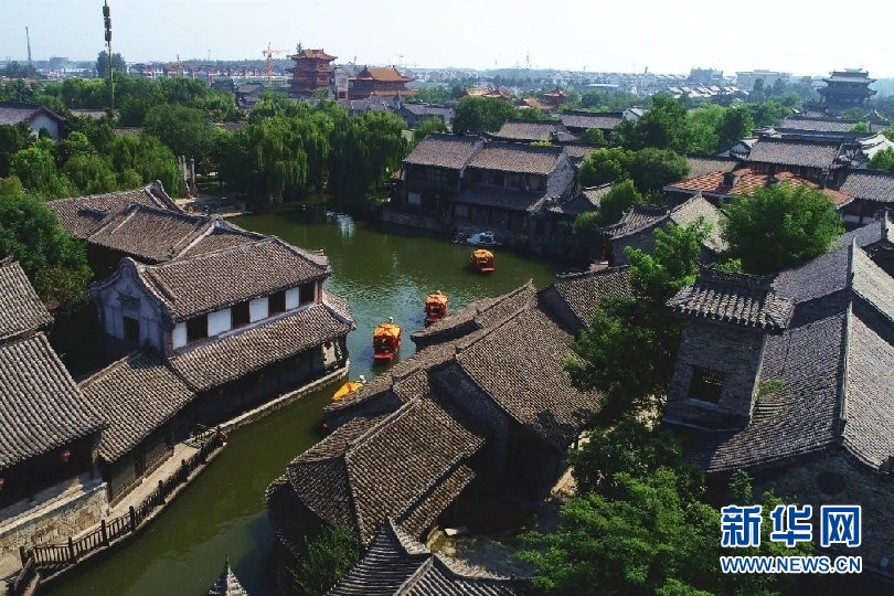 Специальные лодки для влюбленных появились в туристическом месте города Цзаочжуан