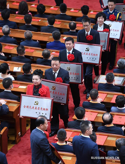 Си Цзиньпин наградил лиц, являющихся примером для подражания в борьбе Китая с COVID-19