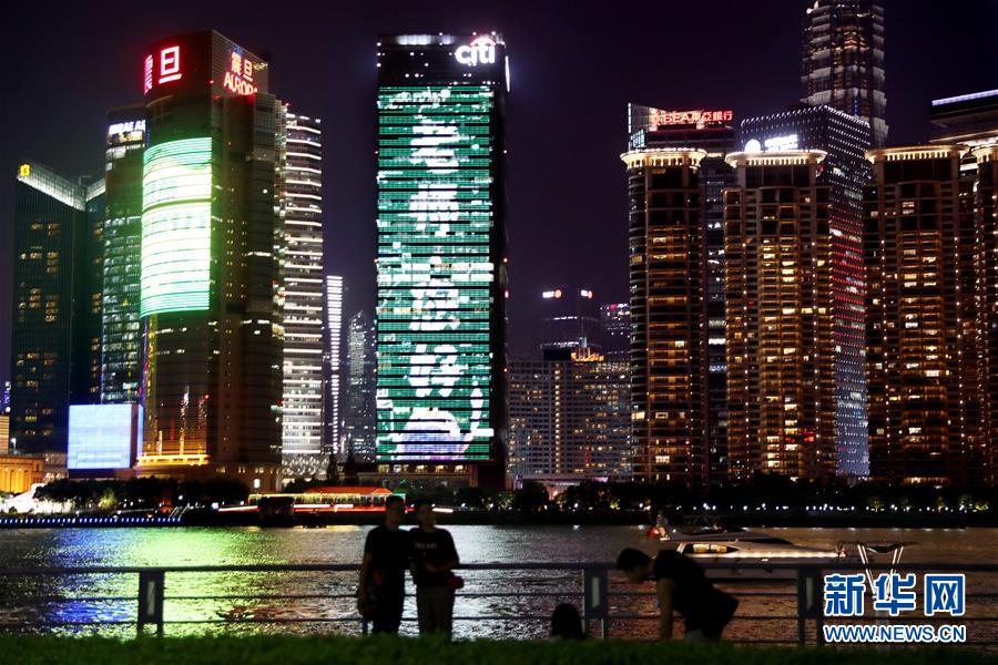 Здания в Шанхае украсила подсветка в благодарность учителям к празднику педагогов