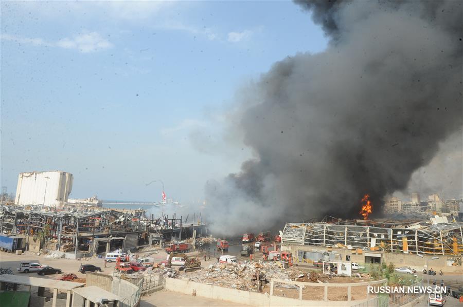 На складе в порту Бейрута вспыхнул пожар