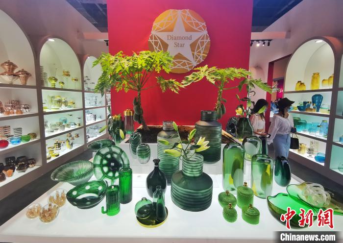 В Шанхае открылась выставка предметов домашнего интерьера