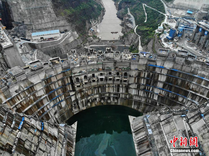 Полным ходом идет строительство ГЭС Байхэтань на юго-западе Китая