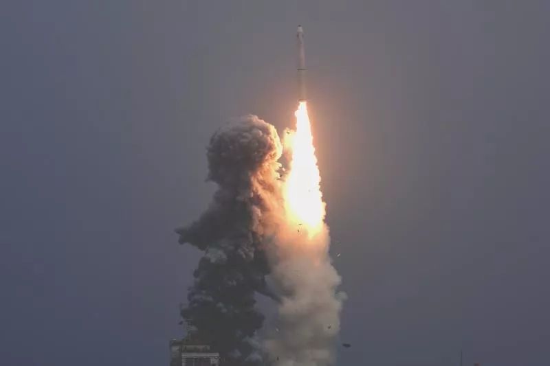 Китай впервые запустил спутники при помощи ракеты морского базирования