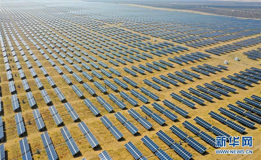 Фотографии с базы солнечных панелей в пустыне Кубучи Китая