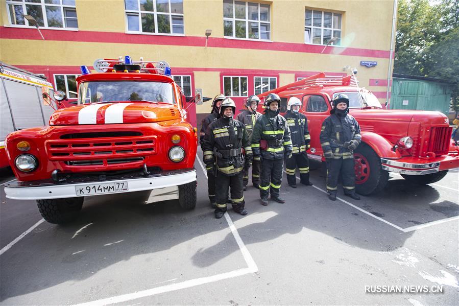 Парад раритетных пожарных автомобилей прошел в Москве