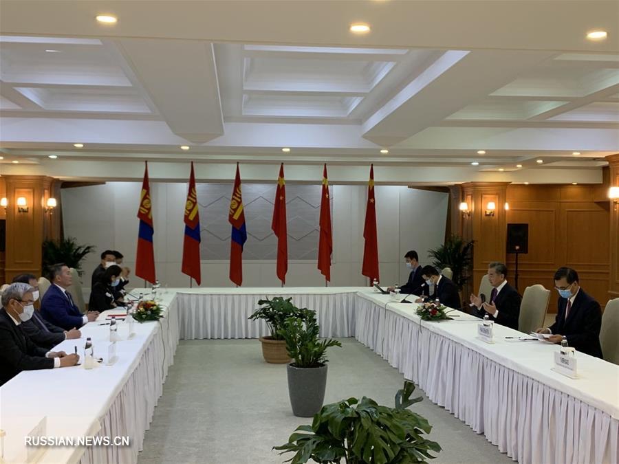 Премьер-министр Монголии У. Хурэлсух встретился с Ван И