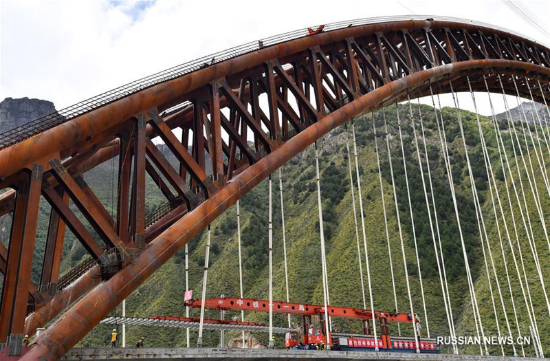 Укладка рельсов на железной дороге Лхаса -- Ньингчи добралась до моста через реки Ярлунг-Цангпо