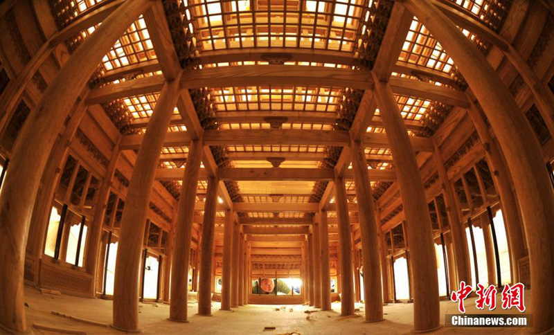 Китайский плотник копирует зал Тайхэдянь Запретного города