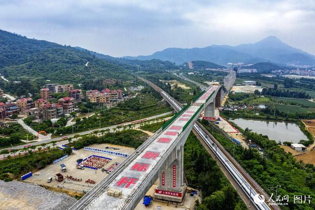 Смыкание самого длинного моста высокоскоростной железной дороги Фучжоу-Сямэнь прошло успешно