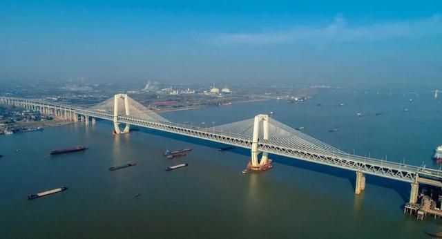 Началось движение по новому мосту через реку Янцзы