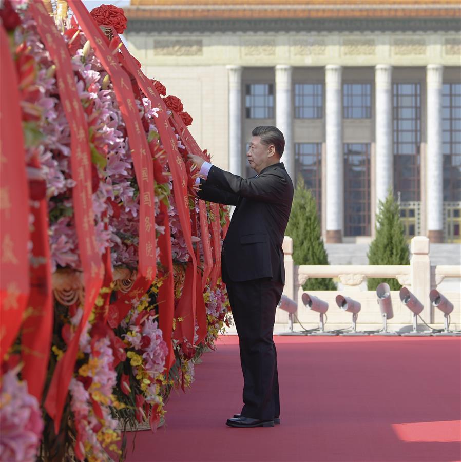 Си Цзиньпин почтил память народных героев на площади Тяньаньмэнь в Пекине 