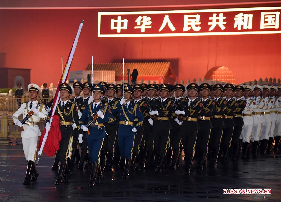 Церемония поднятия государственного флага КНР на площади Тяньаньмэнь по случаю Дня образования КНР