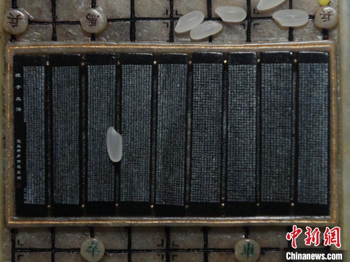 Китаец вырезал миниатюрную книгу «Искусство войны» из камня