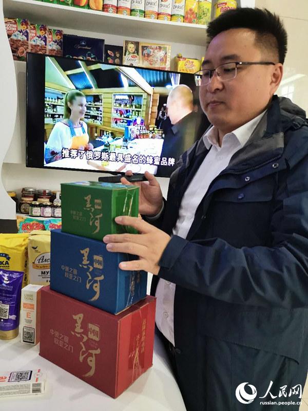 На фото: директор индустриального парка трансграничной электронной торговли в Хэйхэ Чжун Хэнъюй показал специальные упаковочные ящики