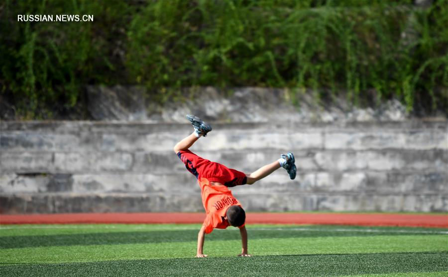 Внеклассные занятия спортом в начальной школе поселка Лаосянь