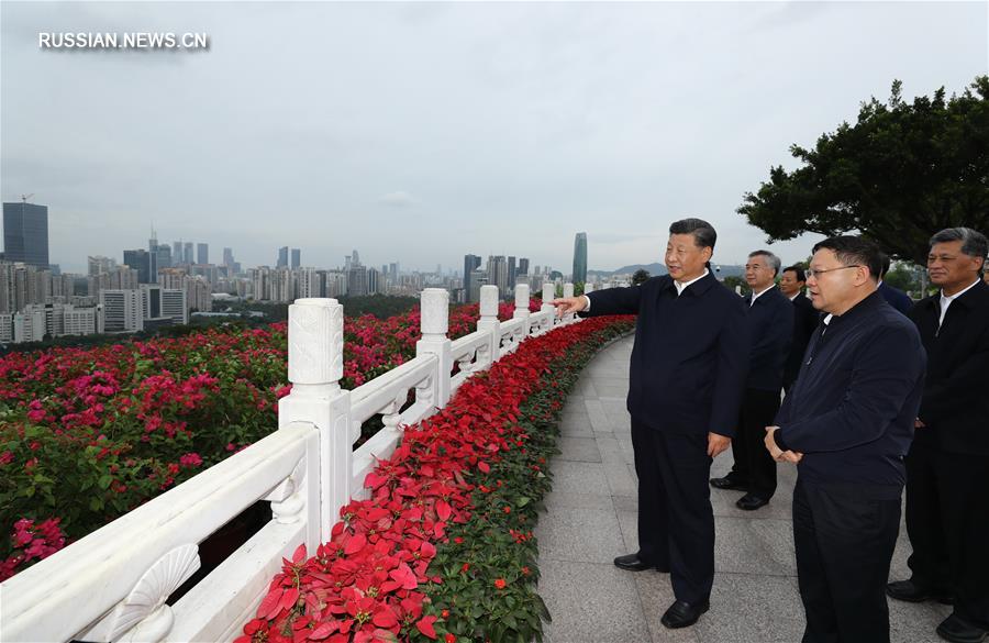 Си Цзиньпин возложил цветы к статуе Дэн Сяопина в Шэньчжэне