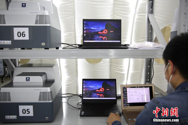 Лаборатория «Хуоянь» в китайском городе Циндао ежедневно проводит 400 тыс. тестов на коронавирус